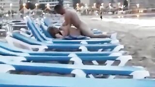 اتنين شراميط  منتديات سكس  موقع موزة متناكة  هايجين بينيكها عالبحر ومش فارق معاه الناس ومش قادر يطلعه من كسها وهي بتصوت منه جاامد حتي البكا