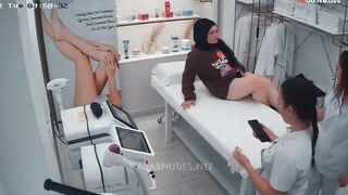 البت نايمه عالسرير في سنتر مساج قالعه للمدربات علشان ينتشو الشعر سكس مصري   من كسها بالسويت وهي بتصرخ من الوجع والتعب وبتقولهم مش قادره بيوجع اوي اكتر من نيك جوزي ليا