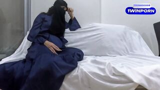 الشرموطه المنقبه منتظره حبيبها عالكنبه علشان يجي ينيك فيها جه رفع العبايه ال لبساها  سكس عربي  موقع موزة متناكة  وخلاها تفلس طيزها ودخله في طيزها وبينيك فيها فشخ