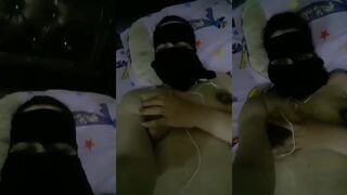 المنقبه الشرموطه نايمه عالسرير وفاتحه رجليها بتتناك من صاحبها المكتناك  سكس وبيشجع اوي في كسها هاريها نيك