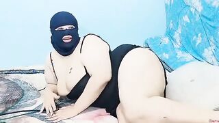 الشرموطه لابسه ماسك ع وشها وجنبها الابتوب فاتحه فيلم سيكس بتتفرج عليه علشان تضرب سبعه  سكس مصري  ونص وبتلعب اللبوه في كسها اوي