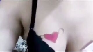 البنت الشرموطه لابسه براه اسود وراسمه قلب احمر علي بزها الشمال وبزها التان فيه ورقه مكتوب فيها  سكس تويتر تعال نيكني وبيجي زبون بتنومه عالسرير وبتطلع زوبره لبره وتمص فيه