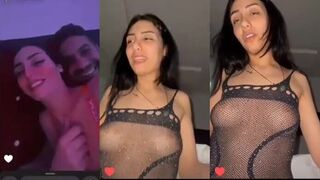 حبيبها حاضنها اوي وهما  سكس امهات عالسرير وبيقولها امي البسي القميص الاسود الشبك وبتقوم تلبسه وترقص له بيه وتهز في جسمها العود