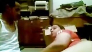اللبوه نايمه جنب حبيبها وهو جمبها بتمسك ايده وبتقوله تعال ننيك شويه وبيستجيب معاها  سكس امهات وبيطلع جنبها ياخدها في حضنه اوي علشان ينيكها بعد ميسخن