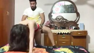 الخول بياخد اخته لصاحبه ينيكها وبيطلع زوبره سكس عربي   وبيحسسه علي جسم اختها وصاحبه واخدها في حضنه عالسرير وبيبوص فيها اوي