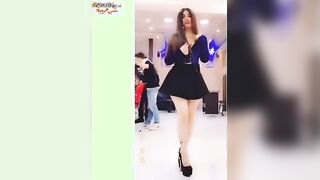 البنت الموزه بترقص لحبيبها وتجي وتروح وهي موزه طلقه علشان تهيجه ويقوم بياخدها في سكس مترجم  حضنه وبيقولها وحشني نيكك اوي وبينيكها