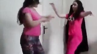 البنات الاخوات الشراميط في  سكس امهات الاوضه مشغلين الاغاني وبيرقصو بالبجايم بتاعتهم واخوهم بيدخل عليهم وبيتفرج علي بزازهم ال بتطلع وتنزل مع رقصهم