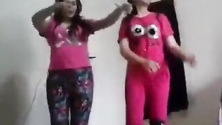 البنات الاخوات الشراميط في  سكس امهات الاوضه مشغلين الاغاني وبيرقصو بالبجايم بتاعتهم واخوهم بيدخل عليهم وبيتفرج علي بزازهم ال بتطلع وتنزل مع رقصهم