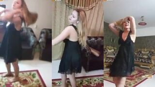 اللبوه  سكس امهات بتترقص اوي وتهز في جسمها وهي سكرانه طينه مع حبيبها وبيلرقص معاها وبينخ الدخان في وشها هو بيشرب