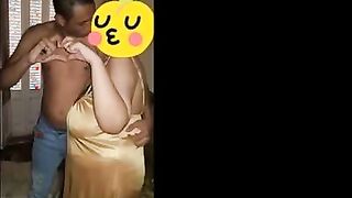 الراجل الخول شال صاحبته  سكس امهات علي ايده ودخل بيها الاوضه بينةمها عالسرير ومدخل زوبره في كسها بينيكه وهي مبسوطه معاه